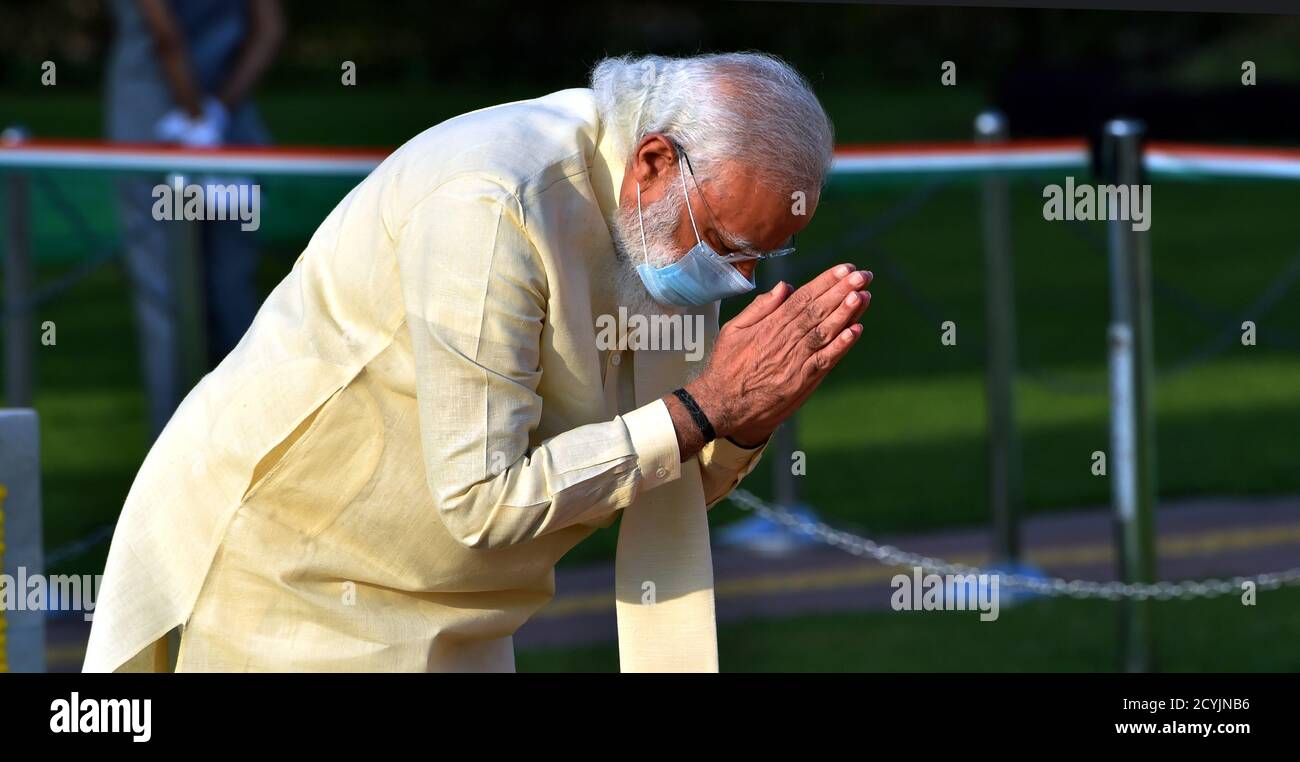 Neu Delhi, Indien. Oktober 2020. Der indische Premierminister Narendra Modi kommt, um in Rajghat, dem Mahatma Gandhi gewidmeten Denkmal, anlässlich des Geburtstages des Unabhängigkeitsführers in Neu Delhi, Ehrungen zu zollen. Quelle: PRASOU/Alamy Live News Stockfoto