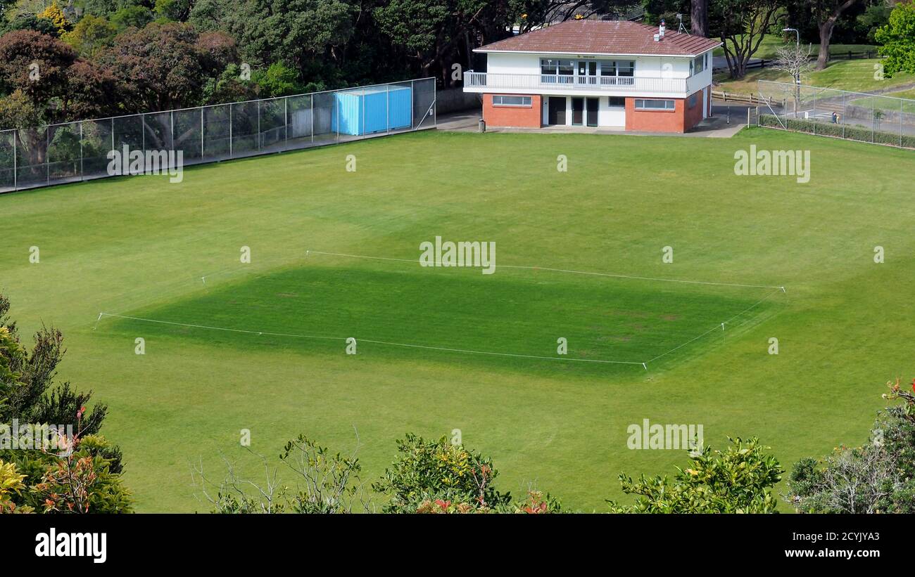 Ein Cricket-Club-Platz im Anderson Park im Wellington Botanic Garden, der die Wirkung der Frühlingsbewässerung zeigt Stockfoto