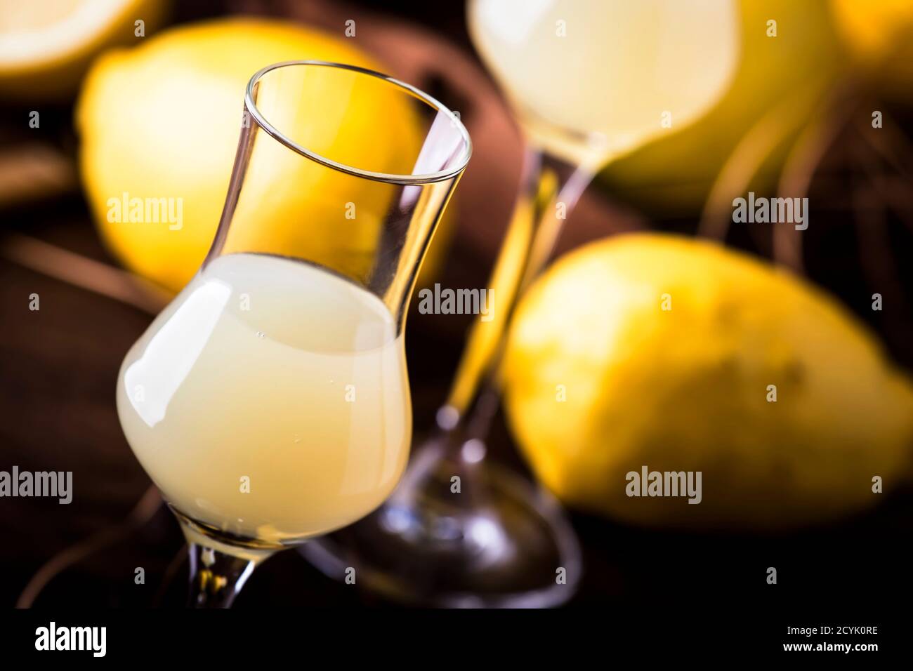 Limoncello, sauer süßer italienischer Zitronenlikör, traditionelles starkes  alkoholisches Getränk. Kopierbereich, selektiver Fokus Stockfotografie -  Alamy