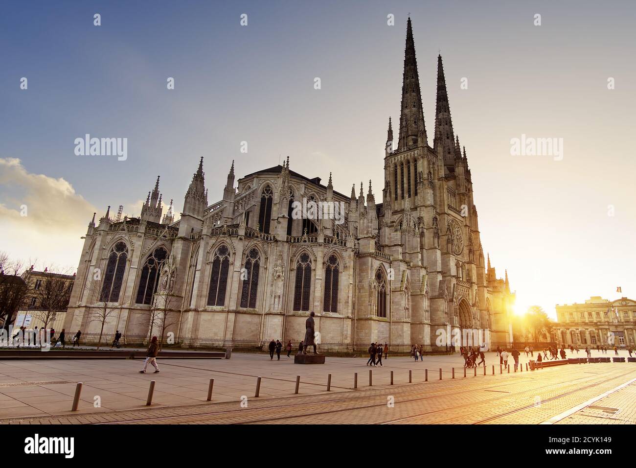 Blick auf die Kathedrale Saint-André vom Place Pey-Berland in Bordeaux bei Sonnenuntergang, Frankreich Stockfoto