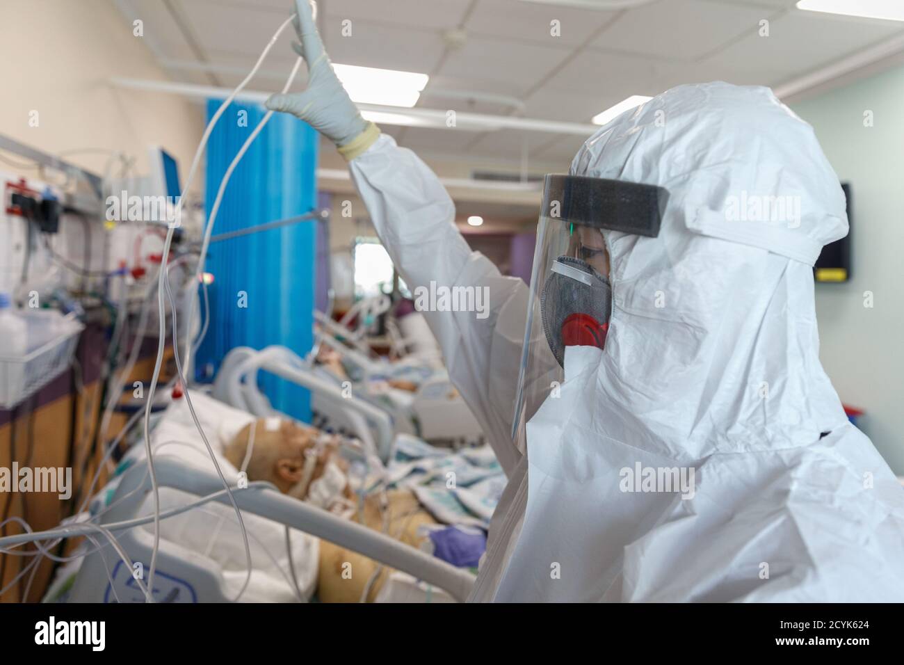 (201002) -- NAHARIYA, 2. Oktober 2020 (Xinhua) -- ein israelischer Arzt, der Schutzkleidung trägt, arbeitet am 1. Oktober 2020 auf der Station des Coronavirus im medizinischen Zentrum von Galiläa in der nordisraelischen Stadt Nahariya. Das israelische Gesundheitsministerium meldete am Donnerstag 7,996 neue Coronavirus-Fälle, womit sich die Gesamtzahl auf 253,490 beläuft. (JINI/Handout über Xinhua) Stockfoto