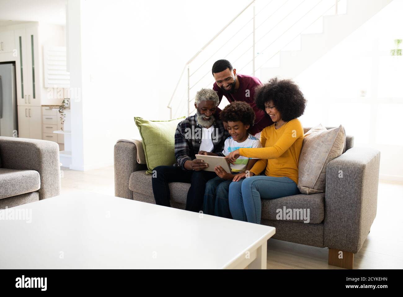 Familie mit mehreren Generationen mit digitalem Tablet auf dem Sofa zu Hause Stockfoto