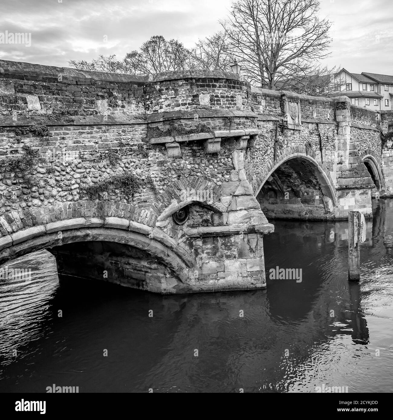 Schwarz-Weiß-Foto der Bischofsbrücke über den Fluss Wensum in der Stadt Norwich. Sie stammt aus dem Jahr 1340 und ist eine der ältesten Brücken der Stadt Norwich, jedoch nicht die älteste. Stockfoto