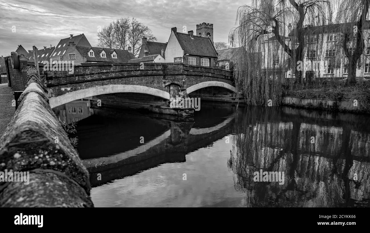 Schwarz-Weiß-Foto der Fye-Brücke über den Fluss Wensum in der Stadt Norwich, Norfolk. Die aktuelle Brücke stammt aus dem Jahr 1933, aber hier gibt es seit dem Mittelalter eine Flussquerung. Dieser Ort war auch der Ducking Hocker, um Huren, Nager und Hexen zu bestrafen. Stockfoto