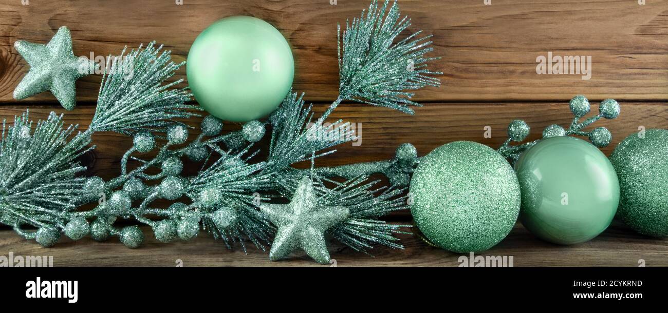 Grüne Weihnachtsdekoration vor Holzhintergrund Stockfoto