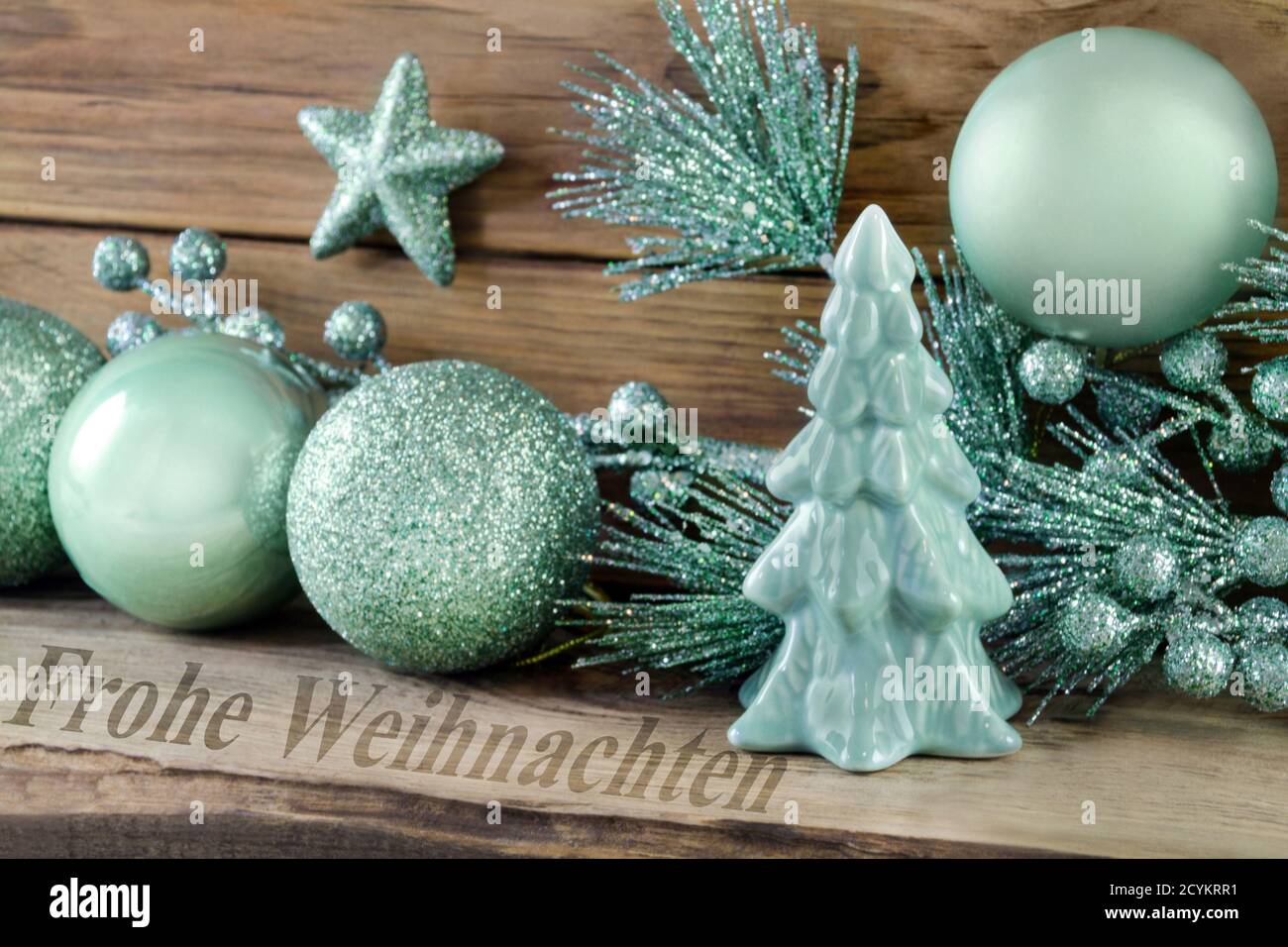 Grüne Weihnachtsdekoration und deutsche Frohe Weihnachten Stockfoto