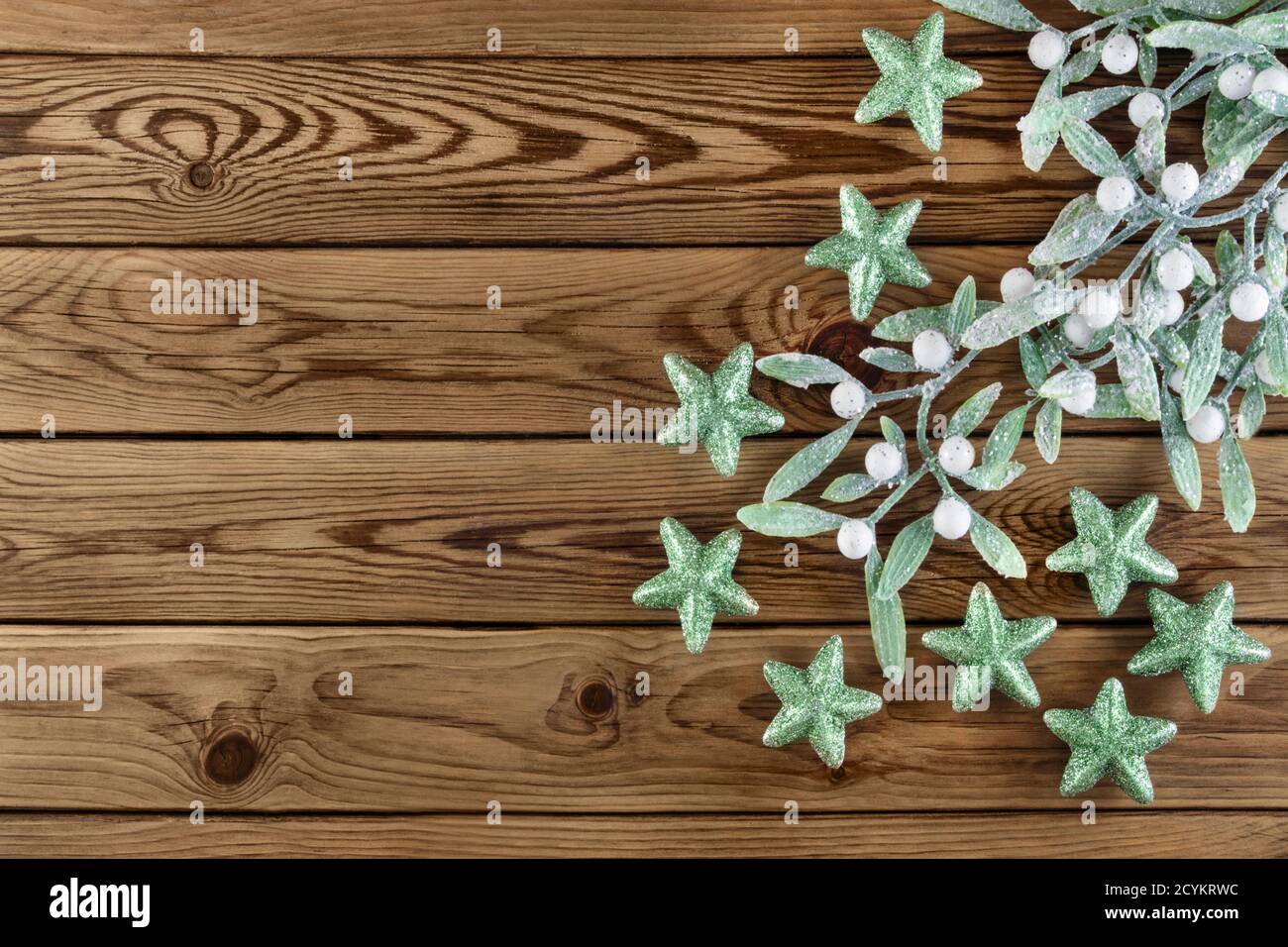 Grüne Weihnachtsdekoration und Sterne Stockfoto