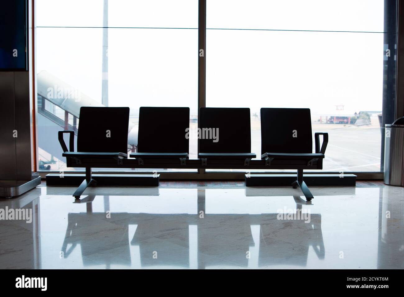 Leere Stühle in der Abflughalle am Flughafen Soekarno hatta, Reise- und Transportkonzepte Stockfoto