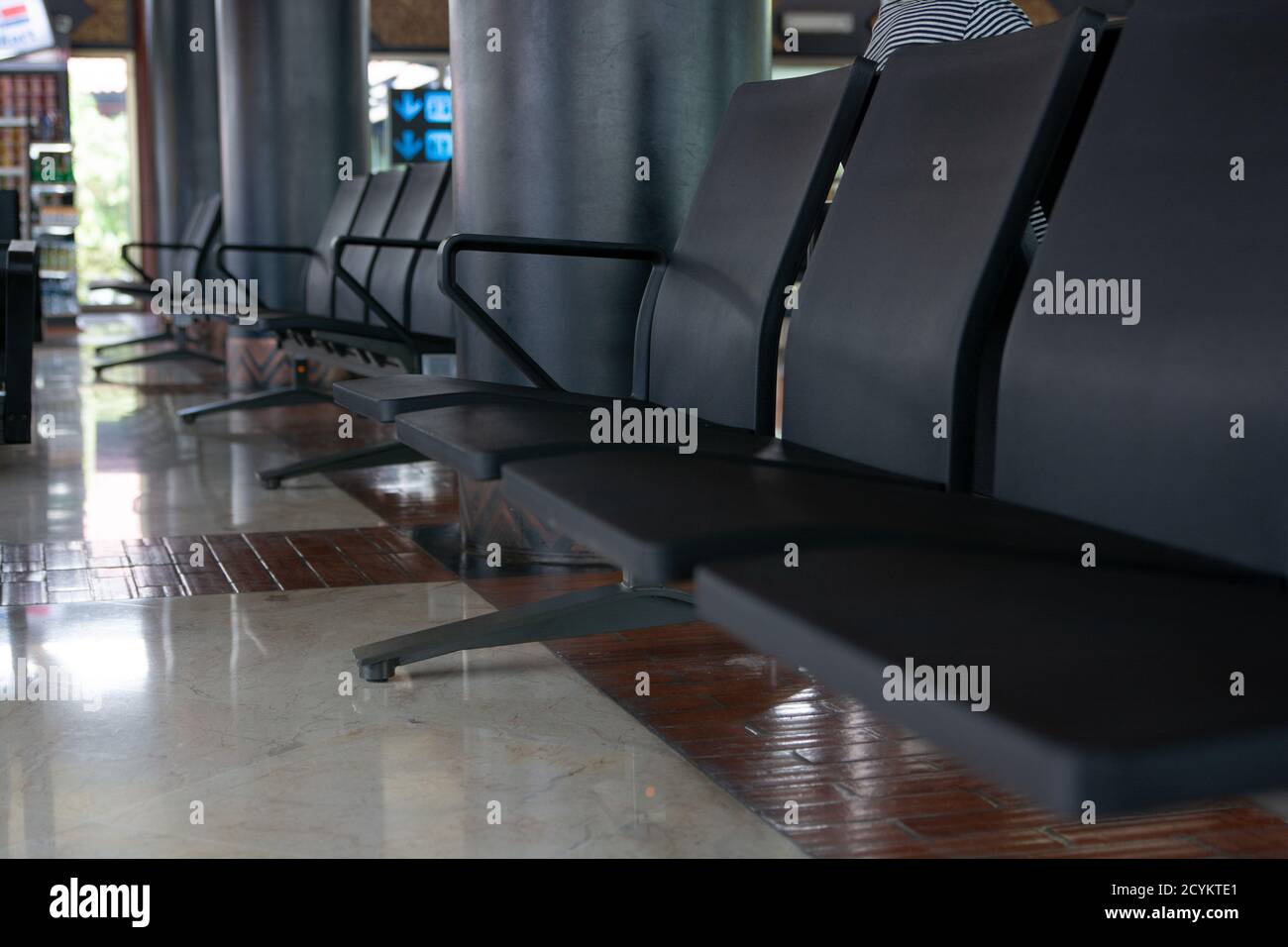 Leere Stühle in der Abflughalle am Flughafen Soekarno hatta, Reise- und Transportkonzepte Stockfoto