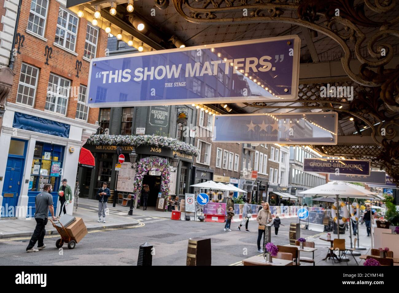 Theaterbesprechungen für das Musical „Dear Evan Hansen“ hängen vor dem Noel Coward Theatre in der St. Martin's Lane im Herzen des West End Theaterlandes der Hauptstadt, das während der Coronavirus-Pandemie am 29. September 2020 in London, Westminster, England, noch immer für Zuschauer geschlossen war. Trotz des finanziellen £Rettungspakets der Regierung für die Kunst- und Kulturorganisationen in England, das sich aus Zuschüssen in Höhe von 880 Mio. £und rückzahlbaren Krediten in Höhe von 270 Mio. £ausrichtet, ist die Londoner Theaterindustrie von der Pandemie schwer getroffen worden, Seit der Schließung im März geschlossen, die 137,250 Kunstindust betroffen hat Stockfoto