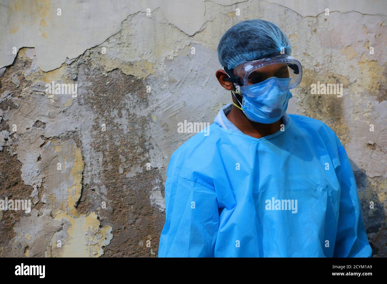 Coronavirus-Pandemie. Ein indischer Gesundheitshelfer, der PSA-Schutzanzug, Gesichtsmaske und Handschuhe trägt. Mitarbeiter im Gesundheitswesen im Zeitalter von COVID-19. Stockfoto