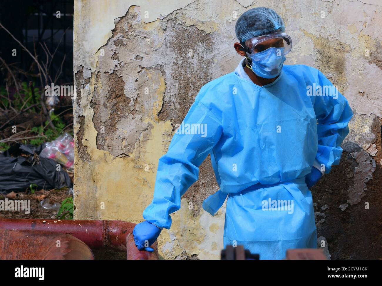 Coronavirus-Pandemie. Ein indischer Gesundheitshelfer, der PSA-Schutzanzug, Gesichtsmaske und Handschuhe trägt. Mitarbeiter im Gesundheitswesen im Zeitalter von COVID-19. Stockfoto