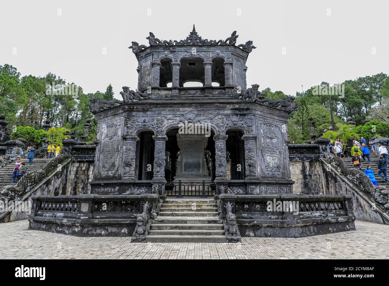 Schritte, die zum Eingang des Mausoleums von Kaiser Khai Dinh Königliches Grab, Hue, Vietnam, Asien Stockfoto