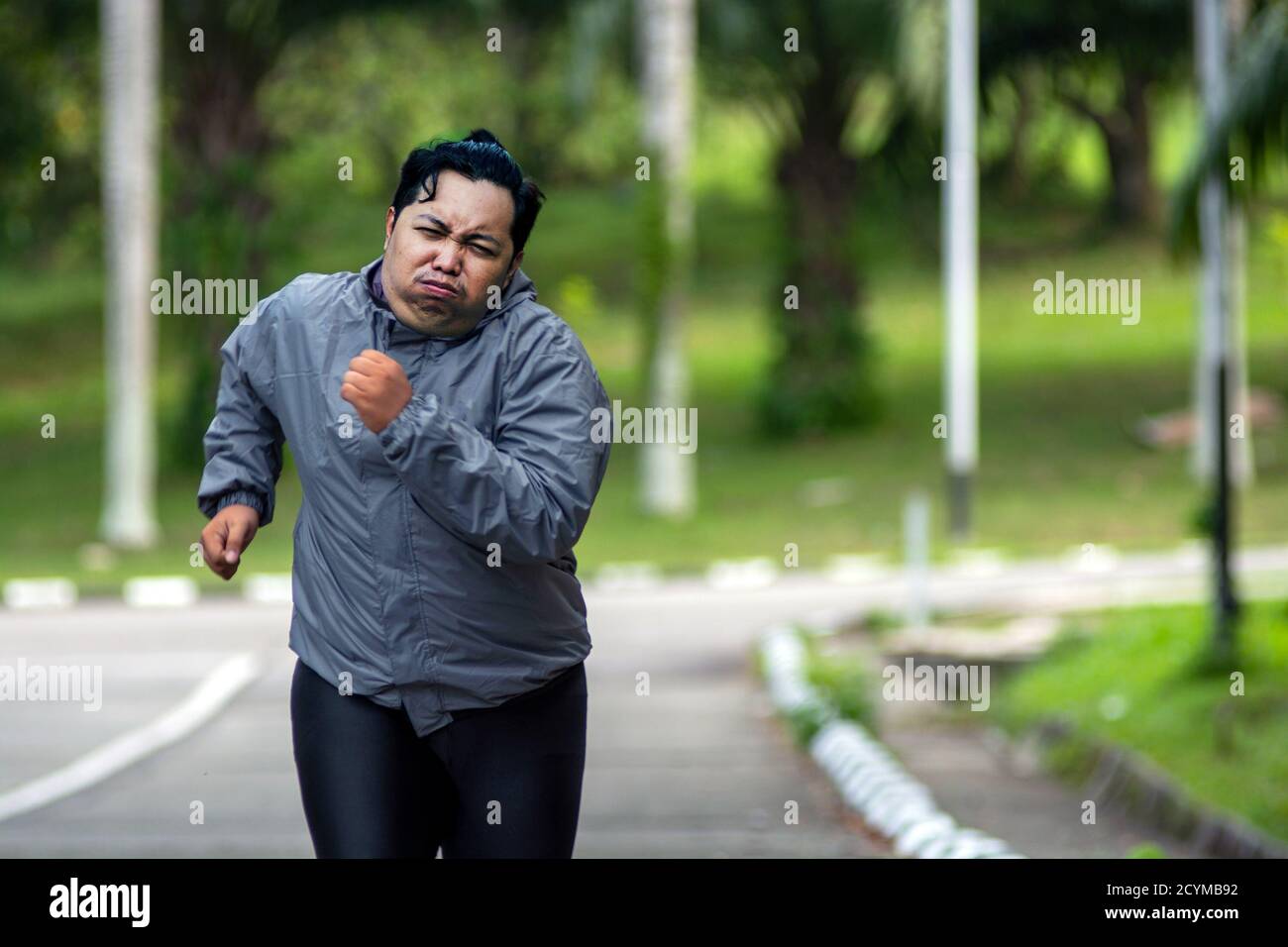 Portrait of Fat man Gefühl müde zu joggen im Park. Es muss Gewicht zu verlieren und den perfekten Körper zu bekommen. Stockfoto