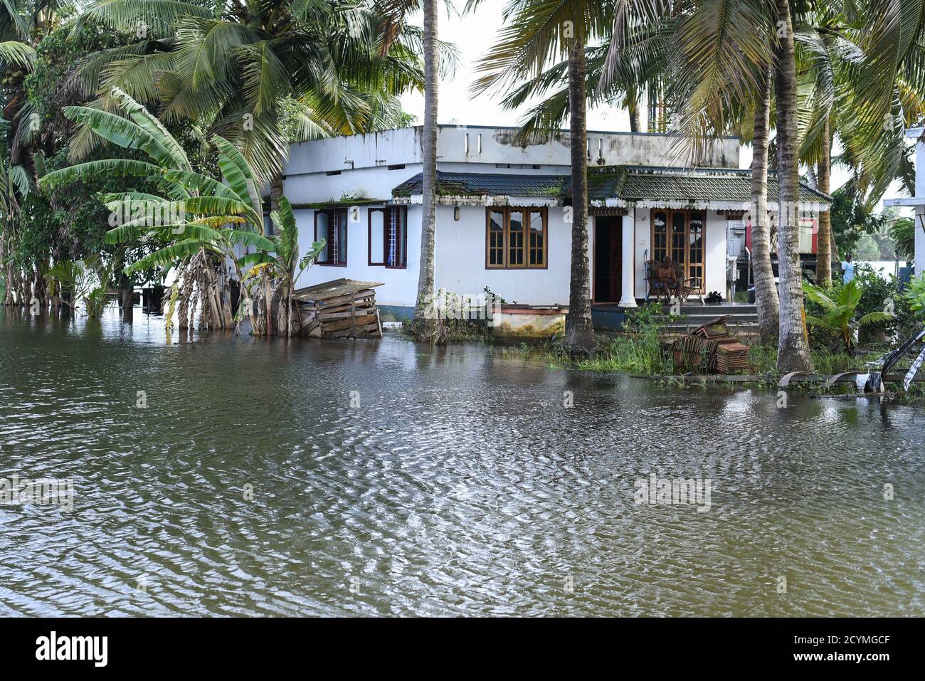 KERALA, INDIEN - 19. AUGUST 2018: Überschwemmungskatastrophe Haus in Wasser in Kuttanad Alleppey untergetaucht. Stockfoto