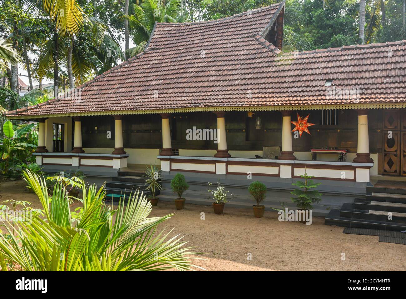 Altes Haus oder Vintage-Haus mit Tonfliesen und Zinnplatten in ländlichen Dorf, Alappuzha oder Alleppey Kerala Südindien gemacht. Stockfoto
