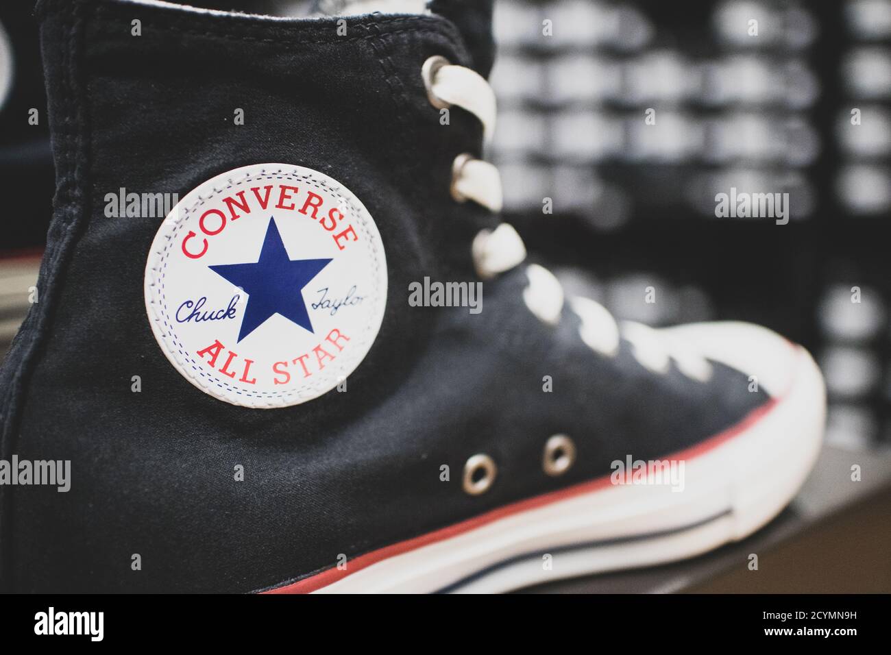 Converse Schuhe auf dem Display. Sie sind eine amerikanische Schuhfirma, die Sneakers entwirft und produziert, die kühl, grungy populär mit der Jugendkultur sind Stockfoto