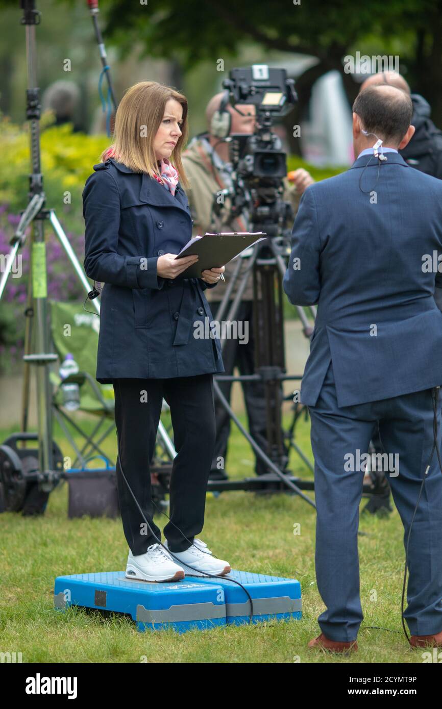 Annita McVeigh von der BBC stand während eines Interviews mit dem Politken-Korrespondenten Norman Smith über College Green in Westminster während der Brexit-Gespräche auf einer Kiste. Stockfoto