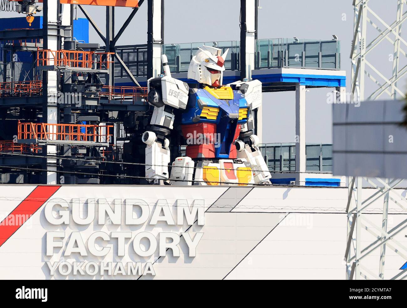 Yokohama, Japan. Oktober 2020. Ein 18 Meter hoher Roboter Gundam steht am 2. Oktober 2020 bei einem Warf in Yokohama, einem Vorort von Tokio. Der Vollausstaffelgundam, entstanden aus einer TV-Animation, kann insgesamt 24 Gelenke bewegen und wird im Dezember für die Öffentlichkeit geöffnet. Quelle: Yoshio Tsunoda/AFLO/Alamy Live News Stockfoto