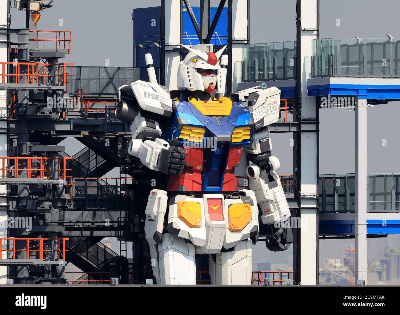 Yokohama, Japan. Oktober 2020. Ein 18 Meter hoher Roboter Gundam steht am 2. Oktober 2020 bei einem Warf in Yokohama, einem Vorort von Tokio. Der Vollausstaffelgundam, entstanden aus einer TV-Animation, kann insgesamt 24 Gelenke bewegen und wird im Dezember für die Öffentlichkeit geöffnet. Quelle: Yoshio Tsunoda/AFLO/Alamy Live News Stockfoto