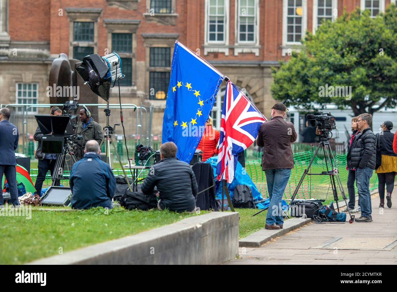 Brexit-Anhänger drapiert in einer Gewerkschaft Jack Flagge diskutieren die Sackgasse mit einem EU-Anhänger auf College Green, von den Houses of Parliament, London Stockfoto