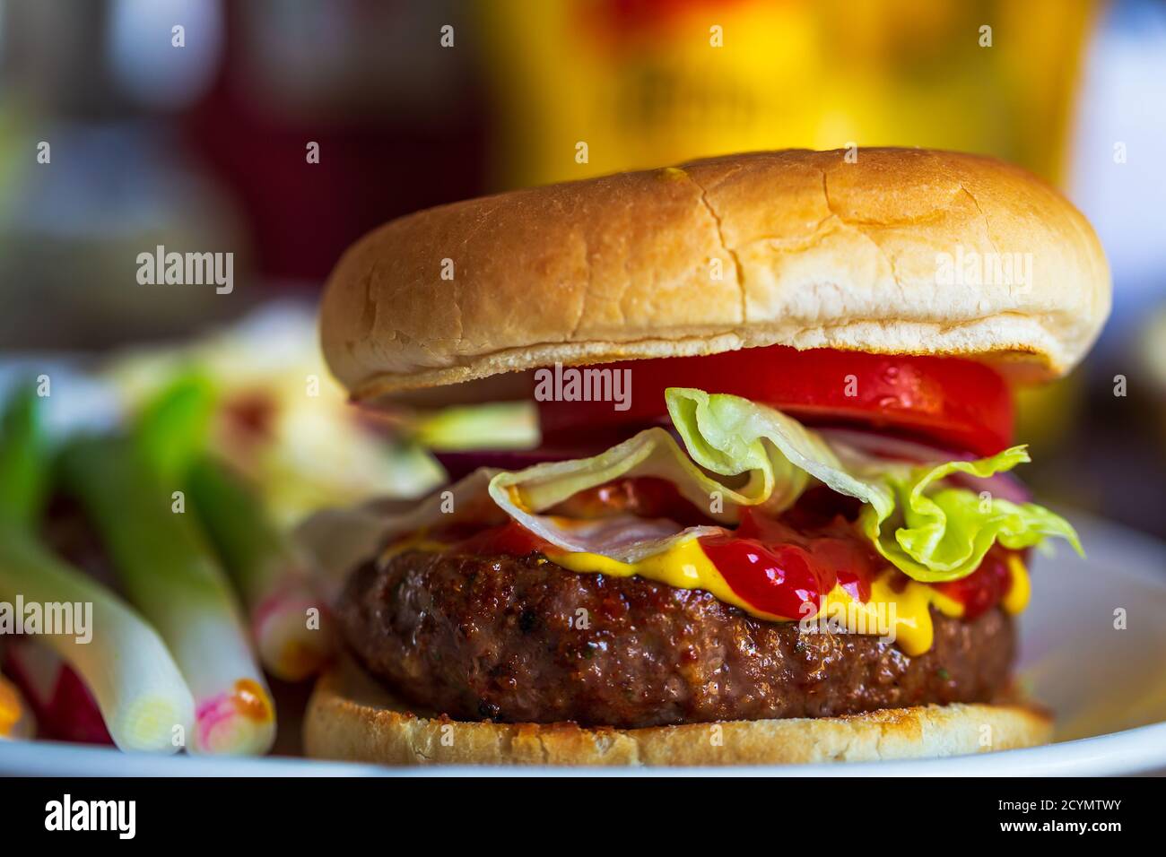 Frische saftige Rindfleisch Burger in einem gerösteten Bap Stockfoto