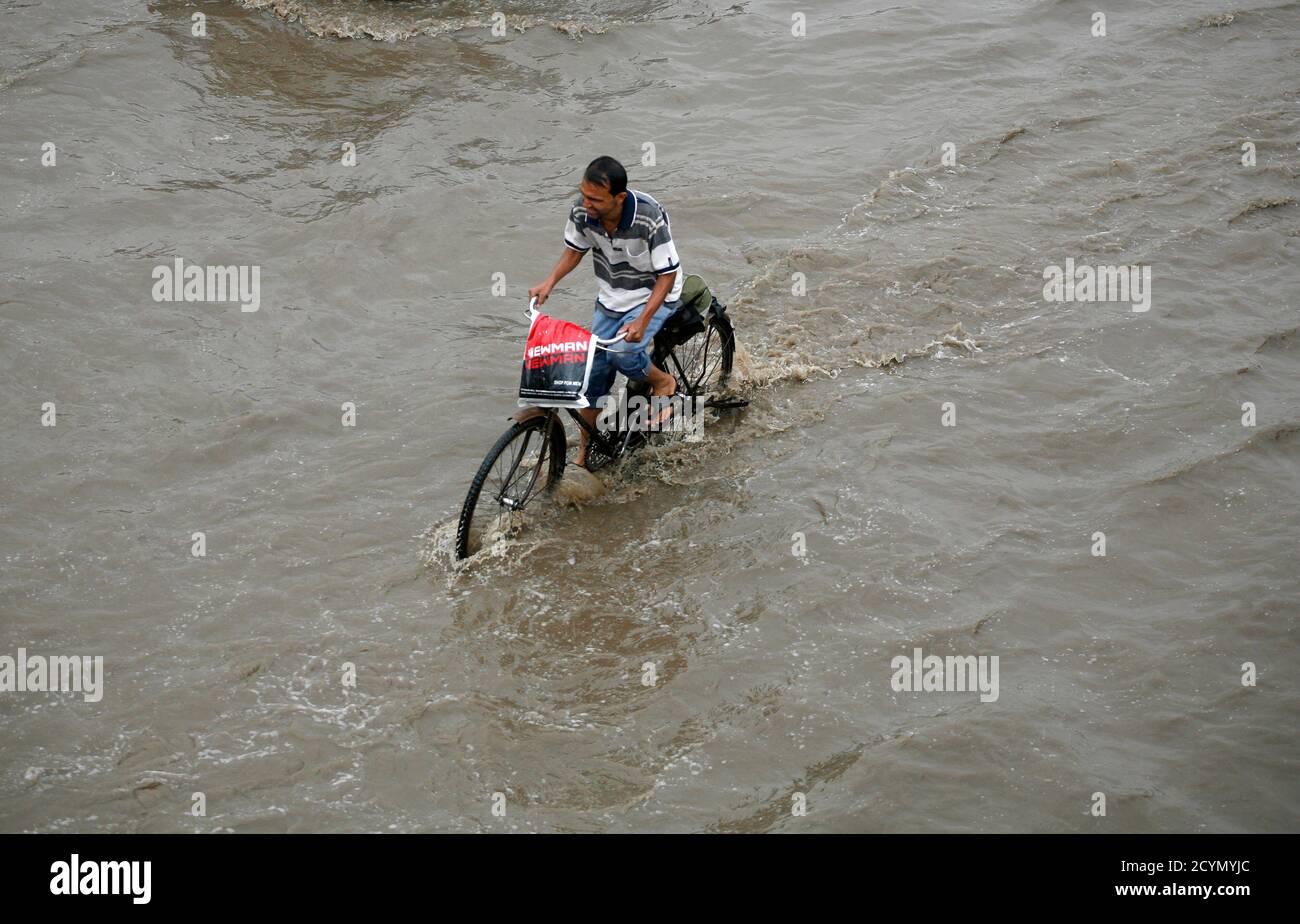 Blick auf eine Wasserstrasse nach dem heftigen Regen in Indian National Capital, Neu Delhi, Indien. Stockfoto