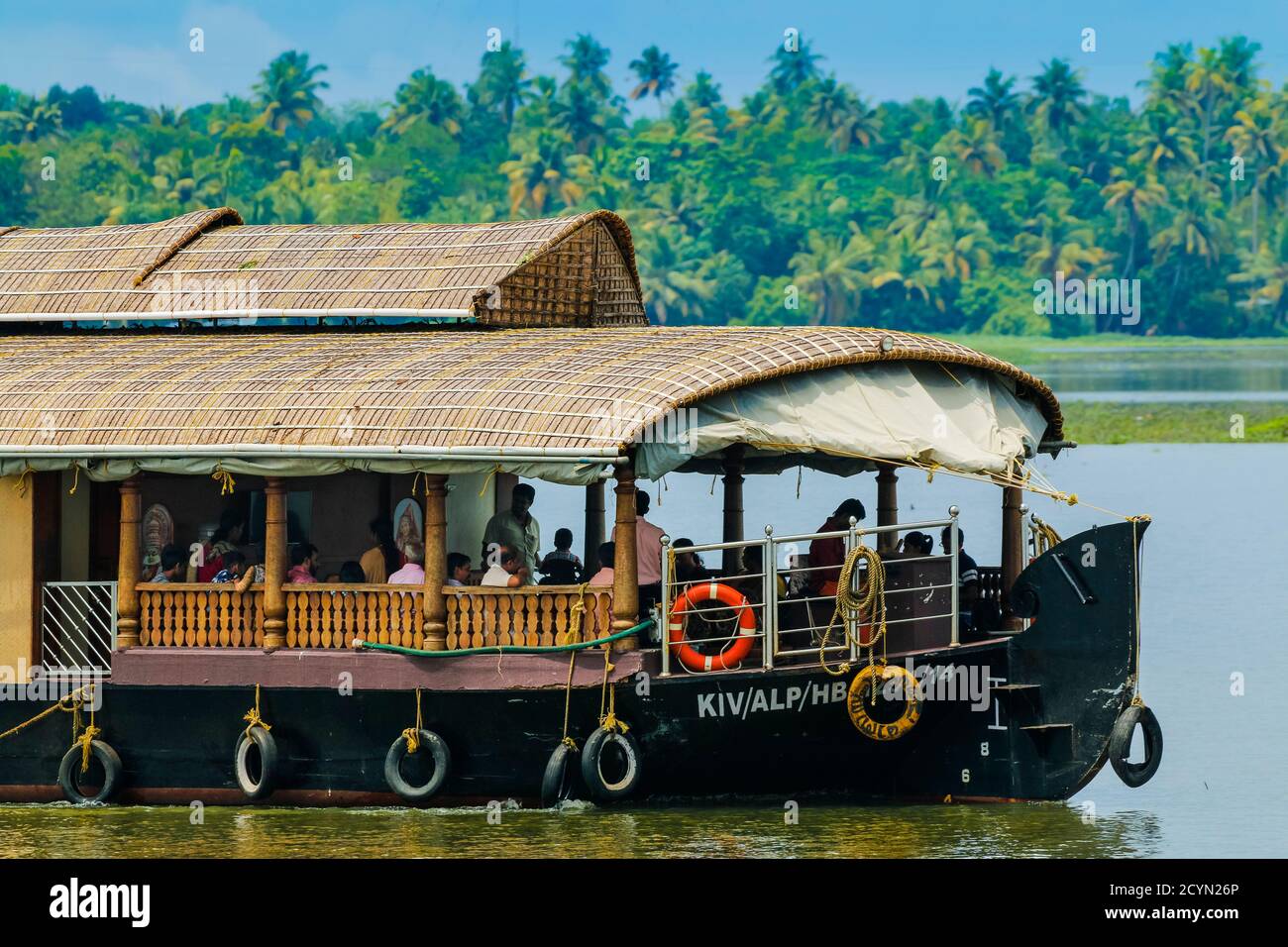 Typisches Kerala Hausboot auf dem See Vembanad während einer der sehr beliebten Backwater Kreuzfahrten hier; Alappuzha (Alleppey), Kerala, Indien Stockfoto