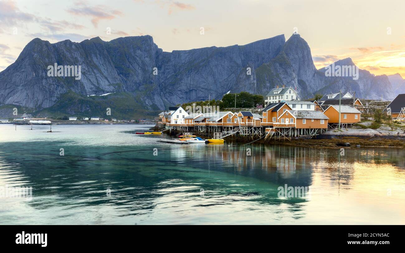 Norwegen, Lofoten, Sakrisoy Dorf. Klassische Ansicht der Lofoten-Inseln Architektur - traditionelle hölzerne Fischerhäuser Rorbu an malerischen Bergbeine Stockfoto