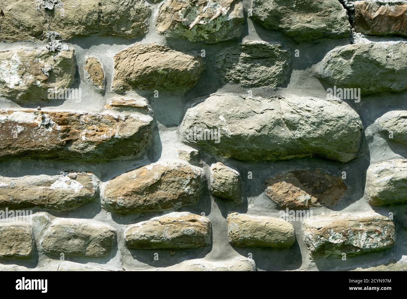 Struktur aus Mauerwerk, das Fragment einer Steinmauer eines antiken Tempels aus dem 10. Jahrhundert, Hintergrund, Hintergrund Stockfoto