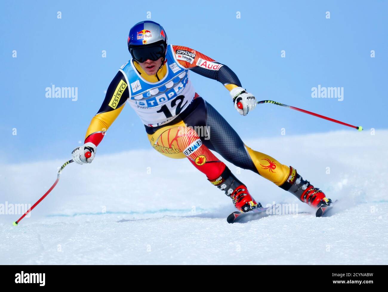 Erik Guay aus Kanada kehrt beim alpinen Skisport-Training für die Männer-WM-Abfahrt in Lake Louise, Alberta, am 21. November 2012, um. REUTERS/Mike Blake (KANADA - Tags: SKIFAHREN) Stockfoto