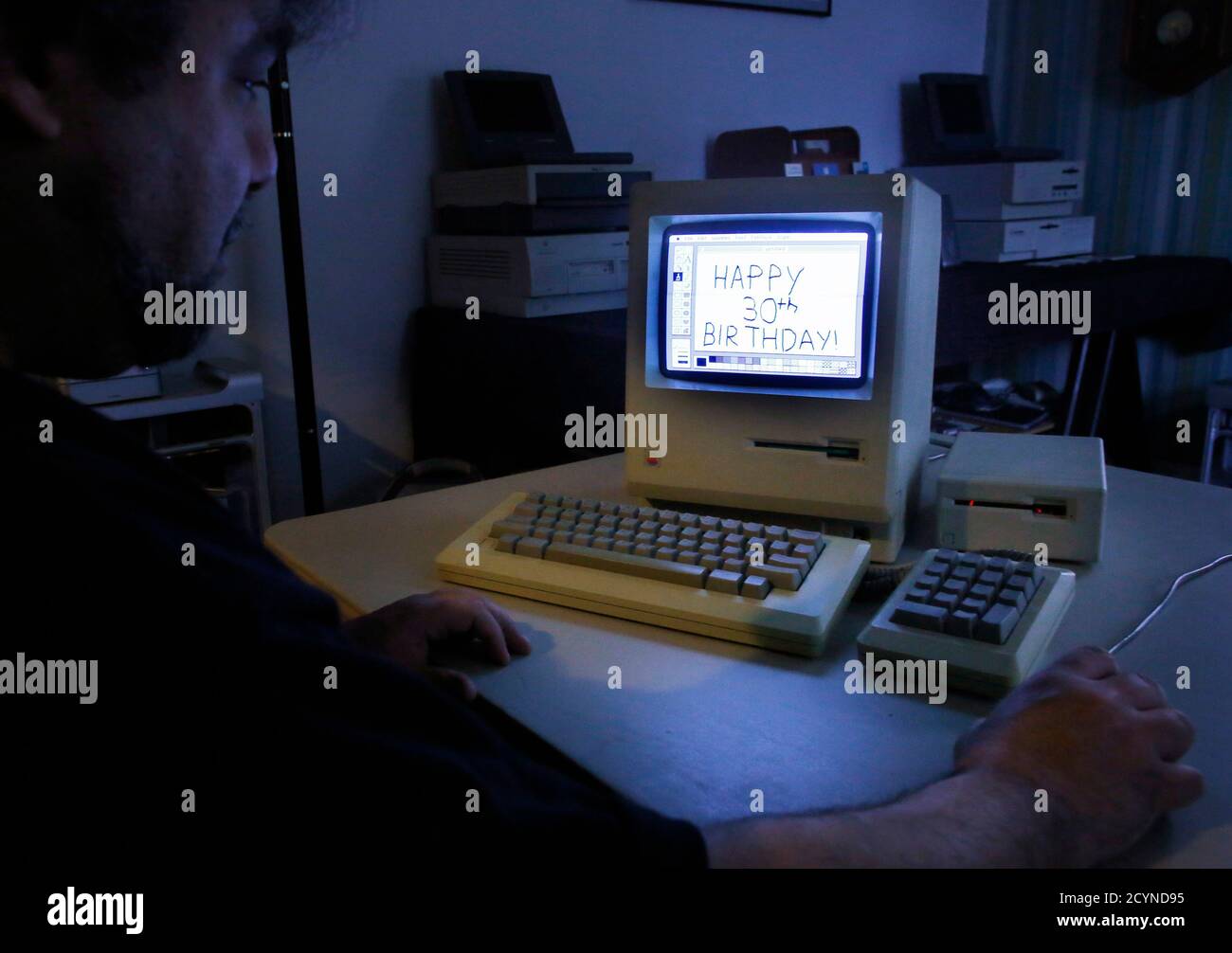 Kurator Adam Rosen schreibt "Happy 30. Geburtstag" mit Version 1 von  MacPaint auf eine ursprüngliche 128K-Macintosh-Computer im  Vintage-Mac-Museum in Malden, Massachusetts 18. Januar 2014, vor dem 30.  Jahrestag des ursprünglichen Macintosh-Computers 24.