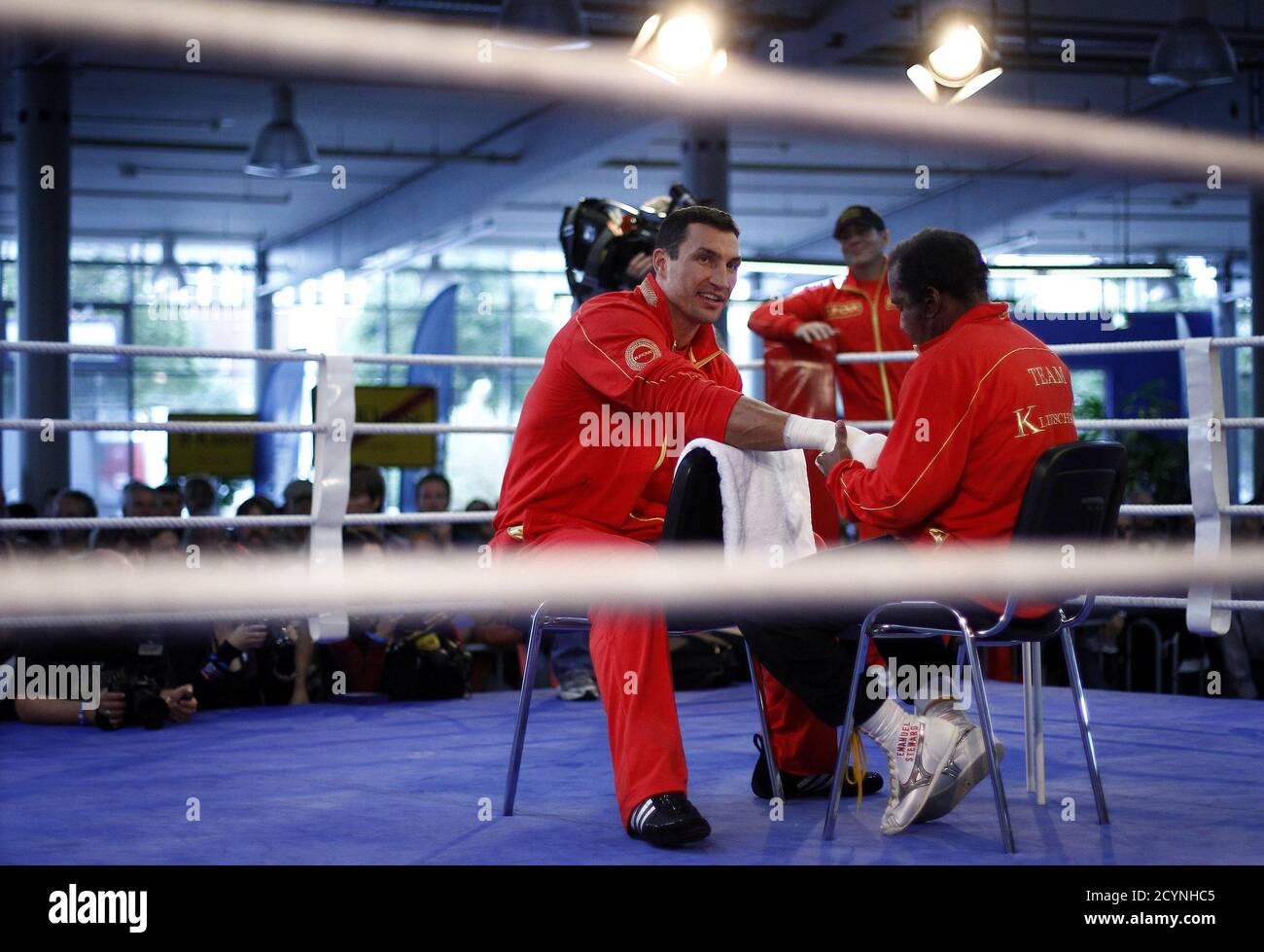 Ukrainischen Schwergewicht Boxen Welt-Champion Wladimir Klitschko und sein  Trainer Emanuel Steward vorbereiten für eine öffentliche Trainingseinheit  in Frankfurt am Main, 8. September 2010. Klitschko wird Samuel Peter aus  Nigeria in einem WM-Kampf