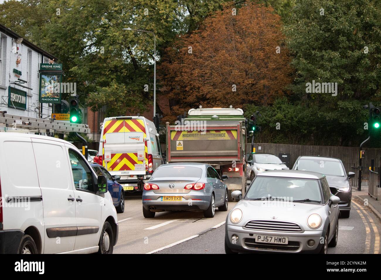 Verkehr während der morgendlichen Hauptverkehrszeit an der Kreuzung von Wragby Road (A15) und Greetwell Road. Die geschäftige Kreuzung liegt im bergauf gelegenen Lincoln Viertel und weniger als 5 Minuten zu Fuß von der Lincoln Cathedral entfernt. Stockfoto