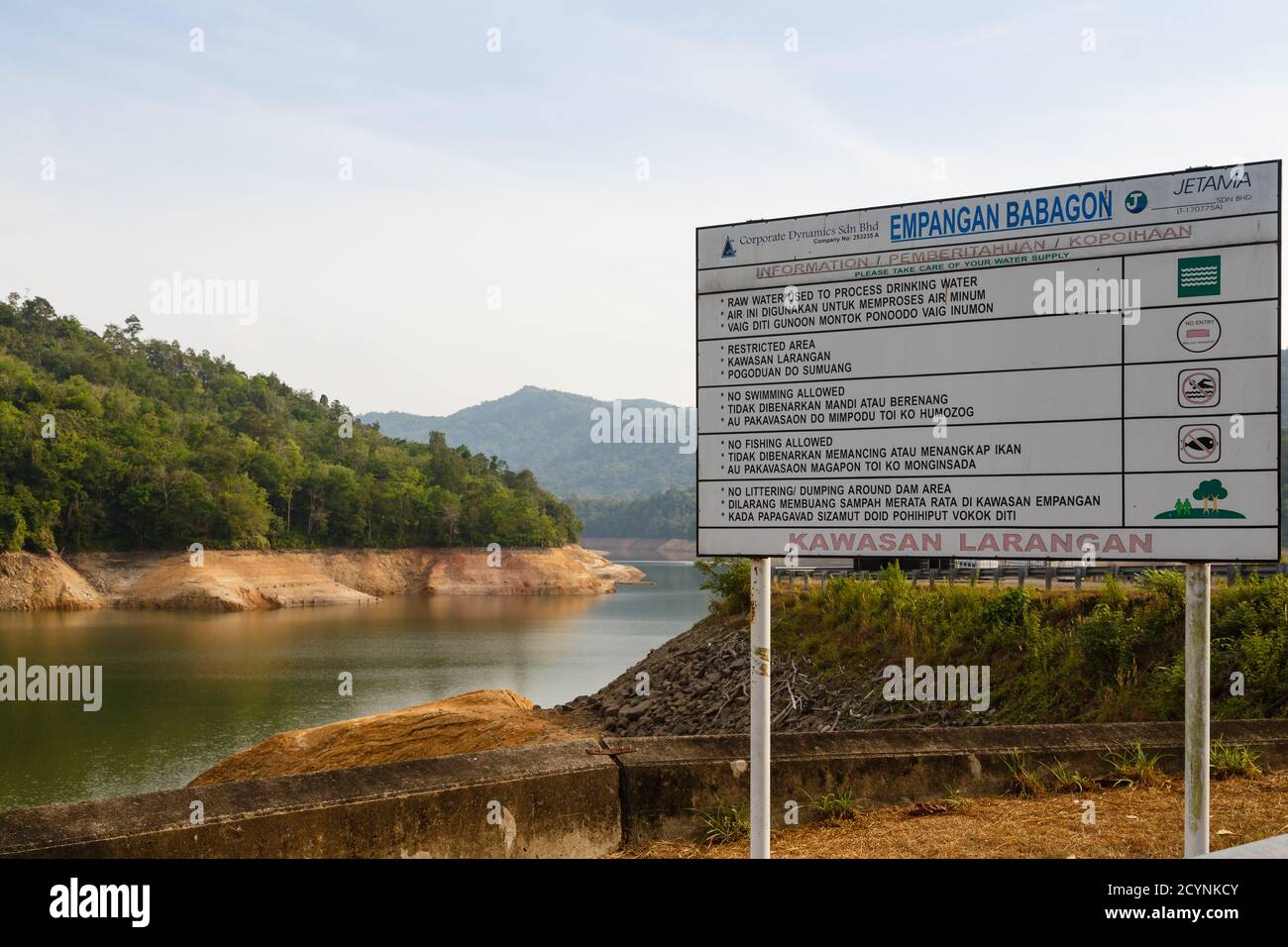 Babagon Talsperre in Sabah, Malaysia. Es ist ein Wasserreservoir und Hochwasserschutzdamm für ein großes Wassereinzugsgebiet des Crocker Gebirges. Stockfoto