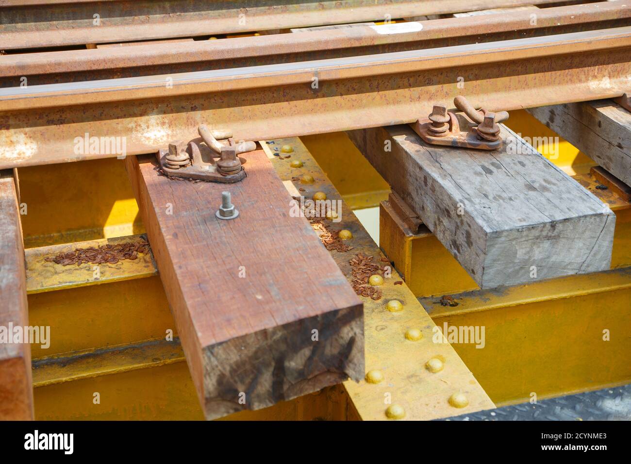 Papar, Sabah, Malaysia: Die Papar Railway Bridge. Ein Teil davon stammt aus der Kolonialzeit vor dem Krieg, der andere Teil wurde nach Bombenschäden im Zweiten Weltkrieg wieder aufgebaut. Stockfoto