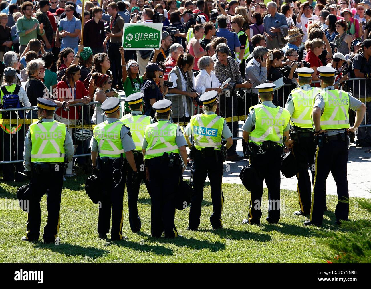 Polizei Auge ein auf Demonstranten während einer Protestaktion gegen die Keystone XL Pipeline am Parliament Hill in Ottawa 26. September 2011. Dutzende wurden in den Protest gegen die Pipeline verhaftet, die, wenn abgeschlossen, von Kanada an der Golfküste der Vereinigten Staaten erstrecken. REUTERS/Chris Wattie (Kanada - Tags: Unruhen Verbrechen Recht Politik) Stockfoto