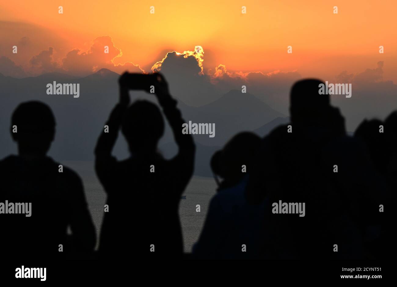 Xiapu. Oktober 2020. Touristen sehen die Sonnenaufgangsszenerie im Dorf Huazhu in der Stadt Sansha im Landkreis Xiapu, südöstlich der Provinz Fujian in China. Quelle: Wei Peiquan/Xinhua/Alamy Live News Stockfoto