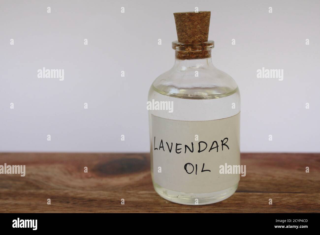 Transparente Glasflaschen mit ätherischen Ölen Stockfoto
