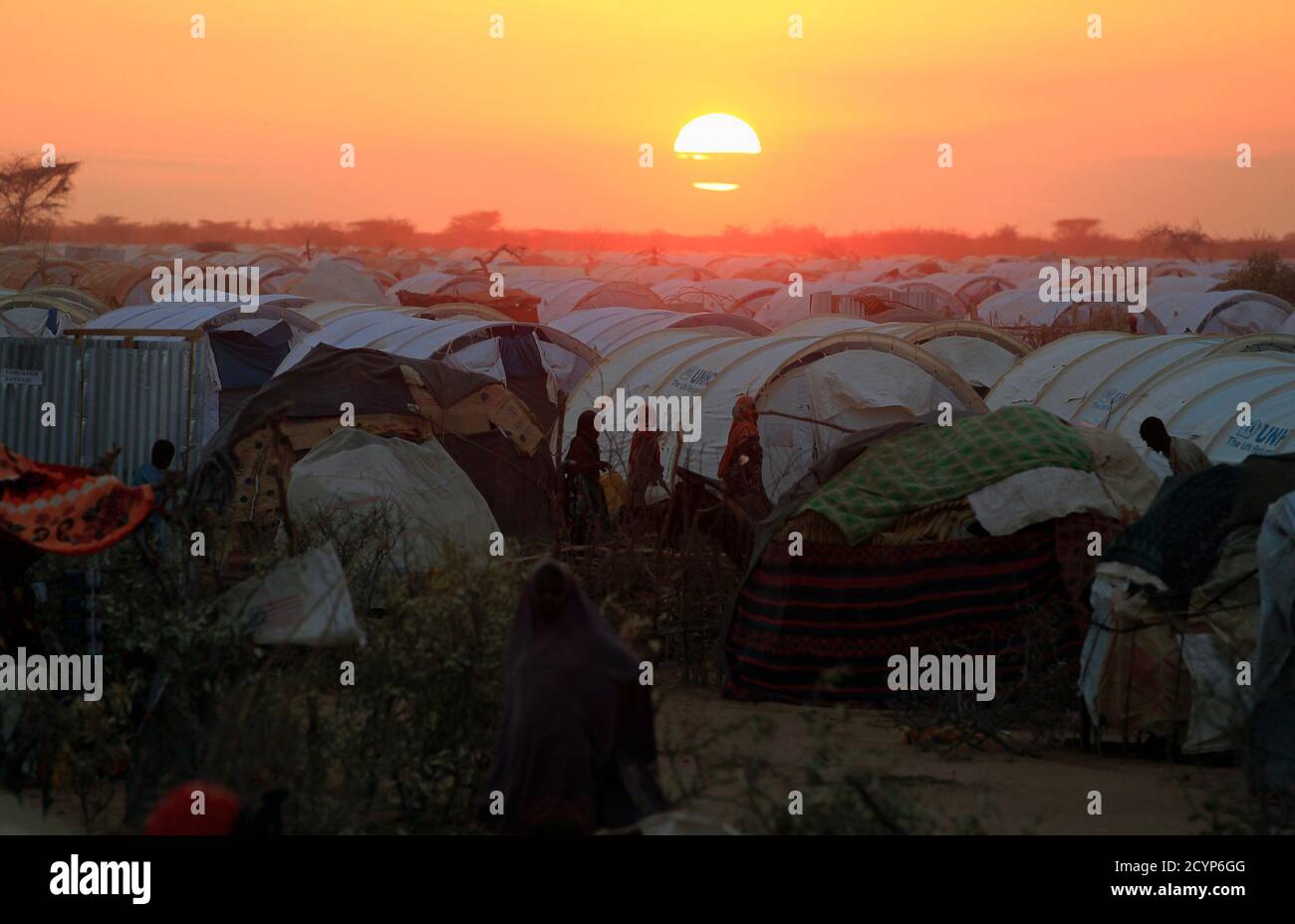 Die Sonne geht über dem Flüchtlingslager ifo Extension in Dadaab, nahe der Grenze zwischen Kenia und Somalia, am 31. Juli 2011 unter. Die gesamte Dürre- und konfliktgeplagt südlichen Somalia in Richtung Hungersnot, wie die Horn von Afrika Nahrungsmittelkrise vertieft, sagte der Vereinten Nationen. REUTERS/Thomas Mukoya (KENIA - Tags: ZIVILE UNRUHEN KATASTROPHE UMWELT GESELLSCHAFT) Stockfoto