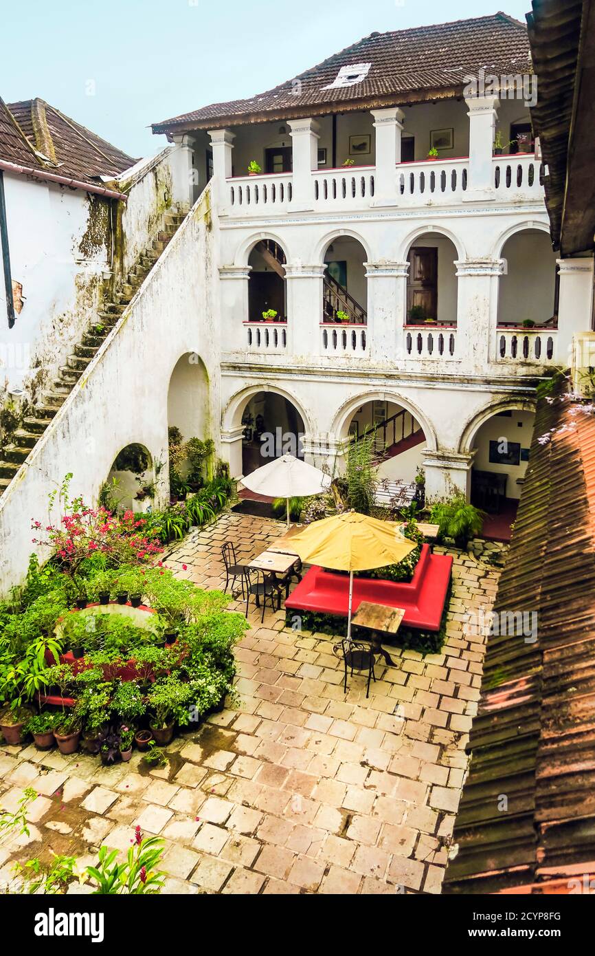 Das portugiesische Kolonialstil Old Courtyard Hotel in Fort Cochin, das alte Zentrum dieser großen Hafenstadt; Princess St, Kochi (Cochin), Kerala, Indien Stockfoto