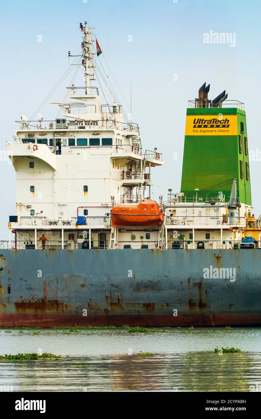 Zementschiff auf Vembanad See Offsore von Fort Cochin in der Nähe des Vallarpadam Terminal einer der größeren Container-Häfen Indiens; Kochi (Cochin), Kerala, Indien Stockfoto