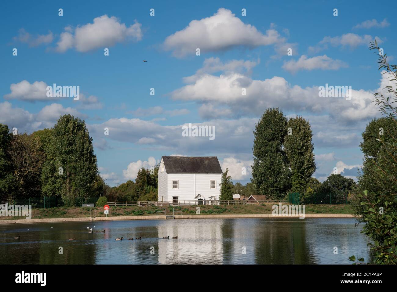 IFIELD, WEST SUSSEX/UK - 1. OKTOBER: BLICK auf die Mühle am Ifield Mill Teiches in Ifield, West Sussex am 1. Oktober 2020 Stockfoto