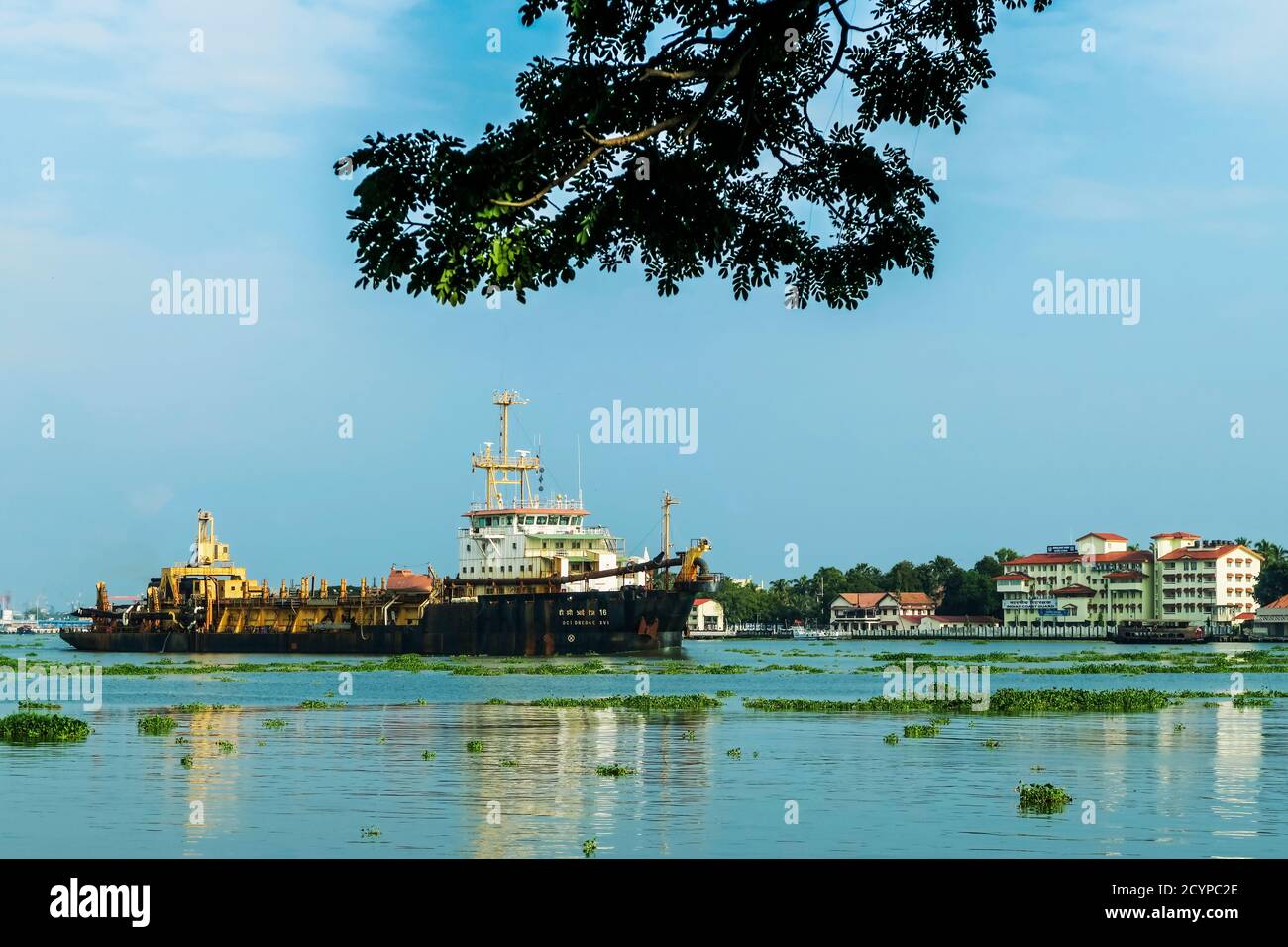 Baggerschiff auf See Vembanad passiert Fort Cochin Waterfront. Kochi ist ein wichtiger Hafen & Vallarpadam Terminal ist in der Nähe; Fort Cochin, Kochi, Kerala, Indien Stockfoto