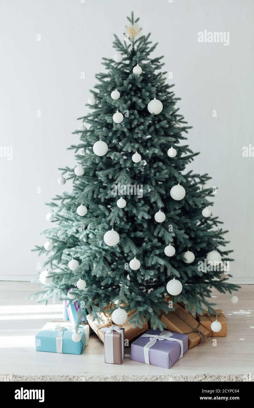 Weihnachtsbaum Weihnachtsdekoration Innenraum des weißen Raumes mit Postkartengeschenke Stockfoto