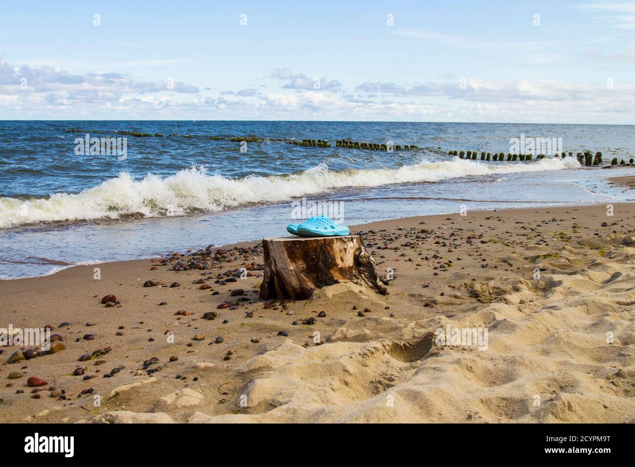 Zwei blaue Flip Flops, Sandale am Strand. Sommer Urlaub Attribut, Hausschuhe, Schuhe bequeme Schuhe Stockfoto