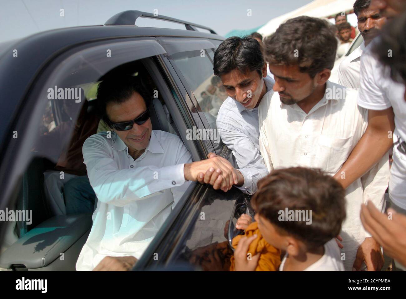 Der Ehemalige Pakistanische Cricket Kapitan Imran Khan Und Seine Braut Jemima Goldsmith Vor Dem Richmond Registry Office Nach Ihrer Hochzeit Stockfotografie Alamy