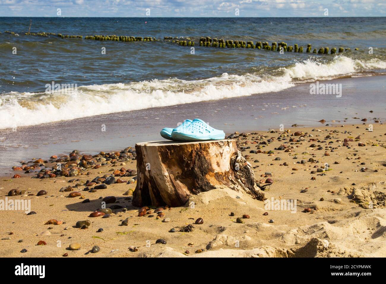 Zwei blaue Flip Flops, Sandale am Strand. Sommer Urlaub Attribut, Hausschuhe, Schuhe bequeme Schuhe Stockfoto