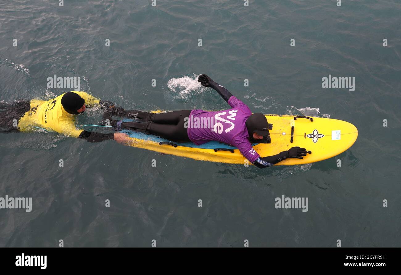 Die Engländerin Natasha Davies (rechts) nimmt an einer Trainingseinheit Teil, die vor dem Korev Lager English Adaptive Surfing Open 2020 bei The Wave in Bristol stattfindet. Stockfoto