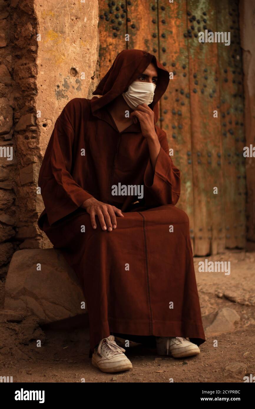 Berber Marokkaner Mann trägt Schutzmaske und Djellaba. Stockfoto